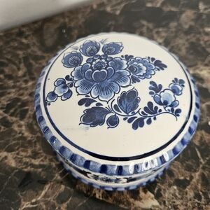 Vintage delft blue ceramic trinket pill box